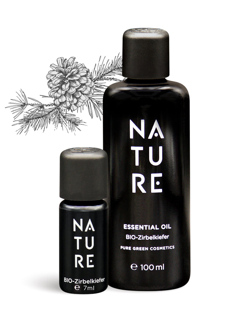 Zwei schwarze Glasflaschen NATURE Zirbelkiefer-Öl, 100 ml und 7 ml, vor handgezeichneter Kiefer-Zeichnung, für harmonisierende, stresslösende Aromatherapie. Bio & vegan.