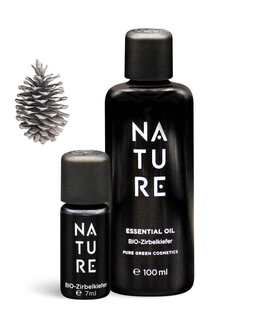 Zwei dunkle Glasflaschen NATURE Bio-Zirbelkiefer-Öl, 100 ml und 7 ml, mit Kieferzapfen, ideal für harmonisierende Aromatherapie. Bio, vegan, aus Österreich.