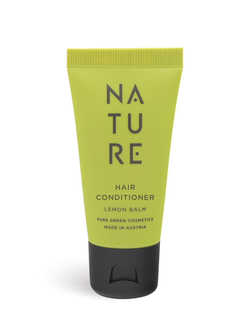 Kleines, gelb-grünes Conditioner-Tube mit schwarzem Deckel, beschriftet: NATURE HAIR CONDITIONER LEMON BALM, für glattes, leicht kämmbares Haar mit Zitronenmelisse und Rosmarin, bio und vegan.