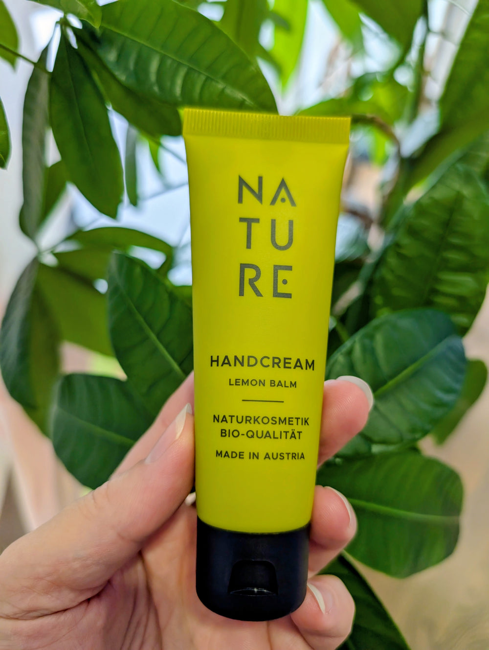 grüne Tube, Aufschrift NATURE Handcream Lemon Balm, Naturkosmetik BIO-Qualität, Made in Austria