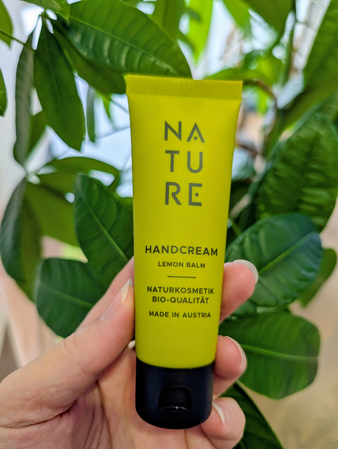 grüne Tube, Aufschrift NATURE Handcream Lemon Balm, Naturkosmetik BIO-Qualität, Made in Austria