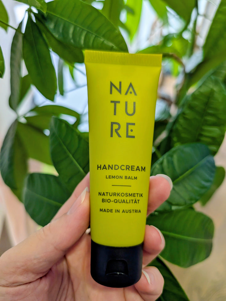 grüne Tube, Aufschrift NATURE Handcream Lemon Balm, Naturkosmetik BIO-Qualität, Made in Austria