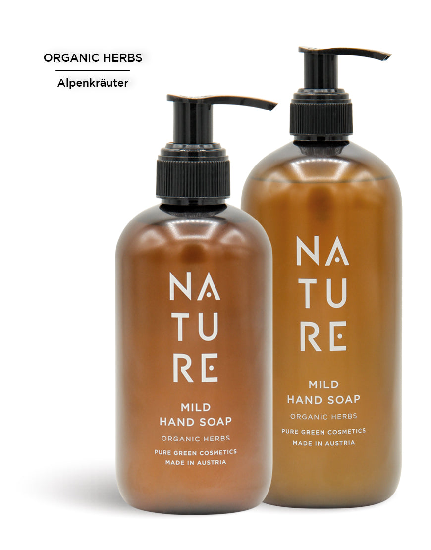 Zwei Pumpflaschen NATURE Handseife mit Kräuterextrakt und Apfelsaft für sanfte Reinigung und frisches Hautgefühl. Bio und vegan, hergestellt in Österreich.