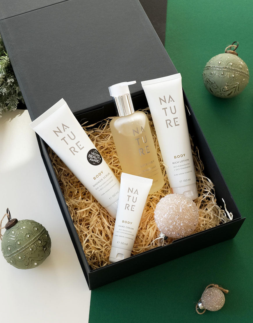 Geschenkset mit Bodylotion & Duschgel für gepflegte Haut & verwöhnenden Duft | Bio & Vegan: Schwarze Box mit vier NATURE Körperpflegeprodukten und dekorativen Weihnachtskugeln.