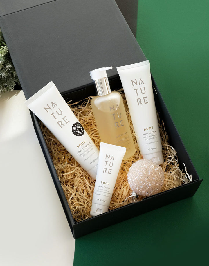 Geschenkset mit Bodylotion & Duschgel für gepflegte Haut & verwöhnenden Duft | Bio & Vegan: Vier NATURE-Pflegeprodukte in schwarzer Geschenkbox mit Strohauskleidung.