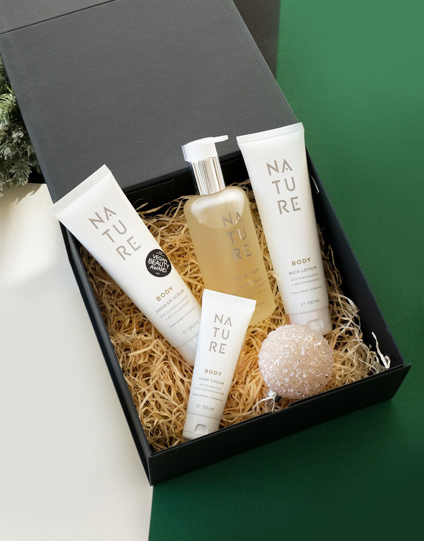 Geschenkset mit Bodylotion & Duschgel für gepflegte Haut & verwöhnenden Duft | Bio & Vegan: Vier NATURE-Pflegeprodukte in schwarzer Geschenkbox mit Strohauskleidung.