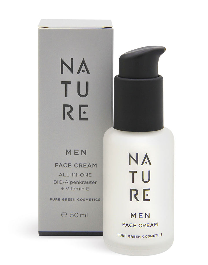 MEN All-in-One Gesichtscreme mit Alpenkräutern & Aloe-Vera für intensive Feuchtigkeit; frosted Glasflasche mit schwarzem Spender, neben grauer Verpackung. Bio & vegan.