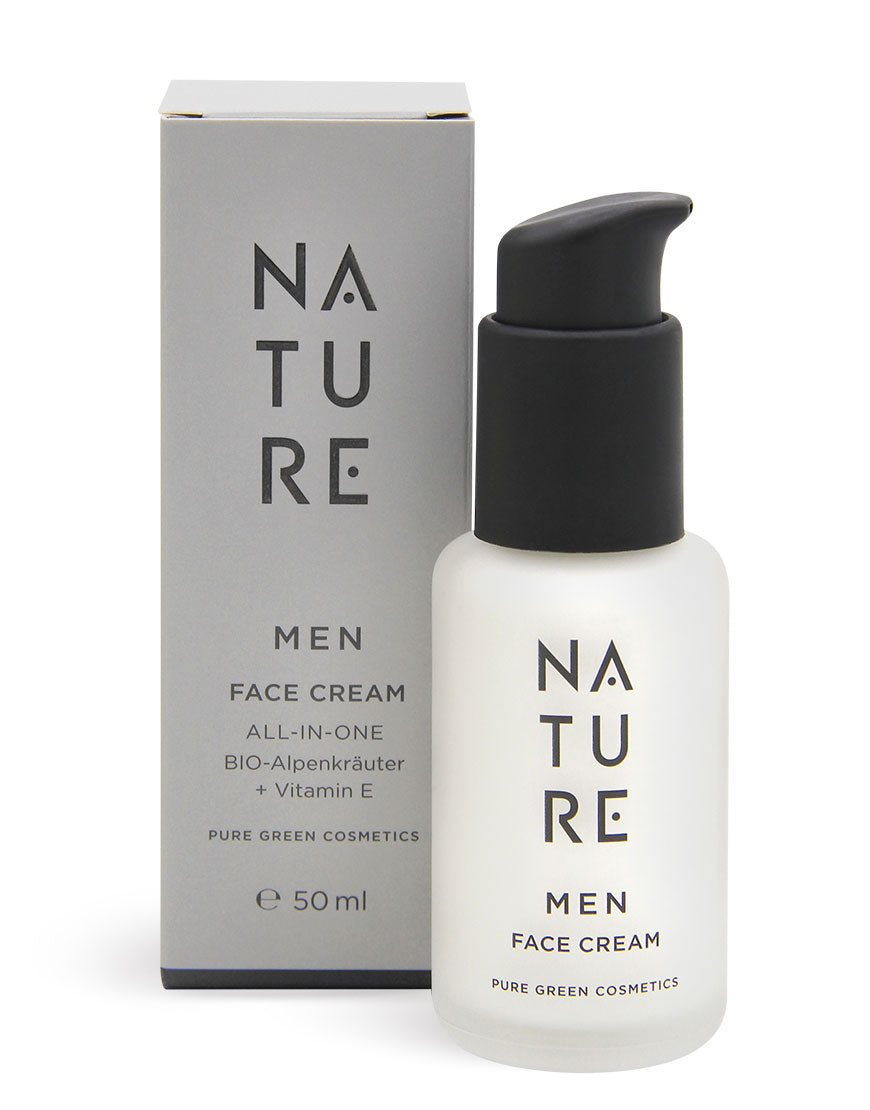 MEN All-in-One Gesichtscreme mit Alpenkräutern & Aloe-Vera für intensive Feuchtigkeit; frosted Glasflasche mit schwarzem Spender, neben grauer Verpackung. Bio & vegan.