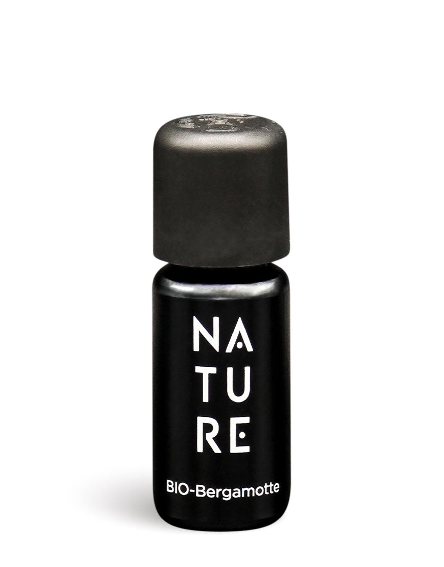 Schwarzes Fläschchen mit Schraubverschluss, beschriftet mit NATURE Bio-Bergamotte, enthält 100% reines Bio-Bergamotteöl zur aromatherapeutischen Anwendung für Frische und harmonische Stimmung.
