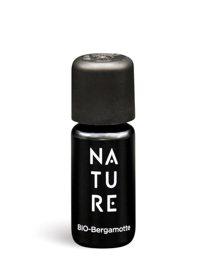 Schwarzes Fläschchen mit Schraubverschluss, beschriftet mit NATURE Bio-Bergamotte, enthält 100% reines Bio-Bergamotteöl zur aromatherapeutischen Anwendung für Frische und harmonische Stimmung.