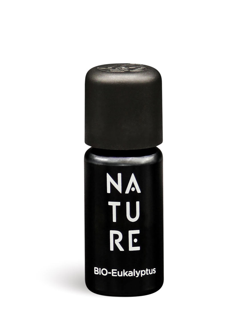 Kleines, schwarzes Fläschchen mit der Aufschrift „NATURE BIO-Eukalyptus“, enthält reines Eukalyptusöl für erfrischende Frische und klare Atemwege, bio und vegan.