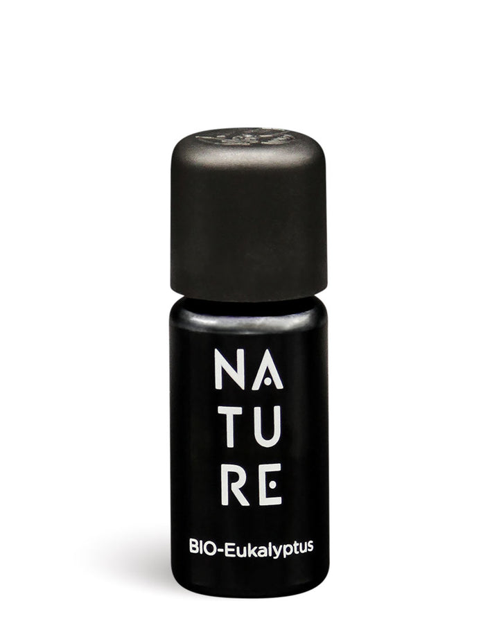 Kleines, schwarzes Fläschchen mit der Aufschrift „NATURE BIO-Eukalyptus“, enthält reines Eukalyptusöl für erfrischende Frische und klare Atemwege, bio und vegan.