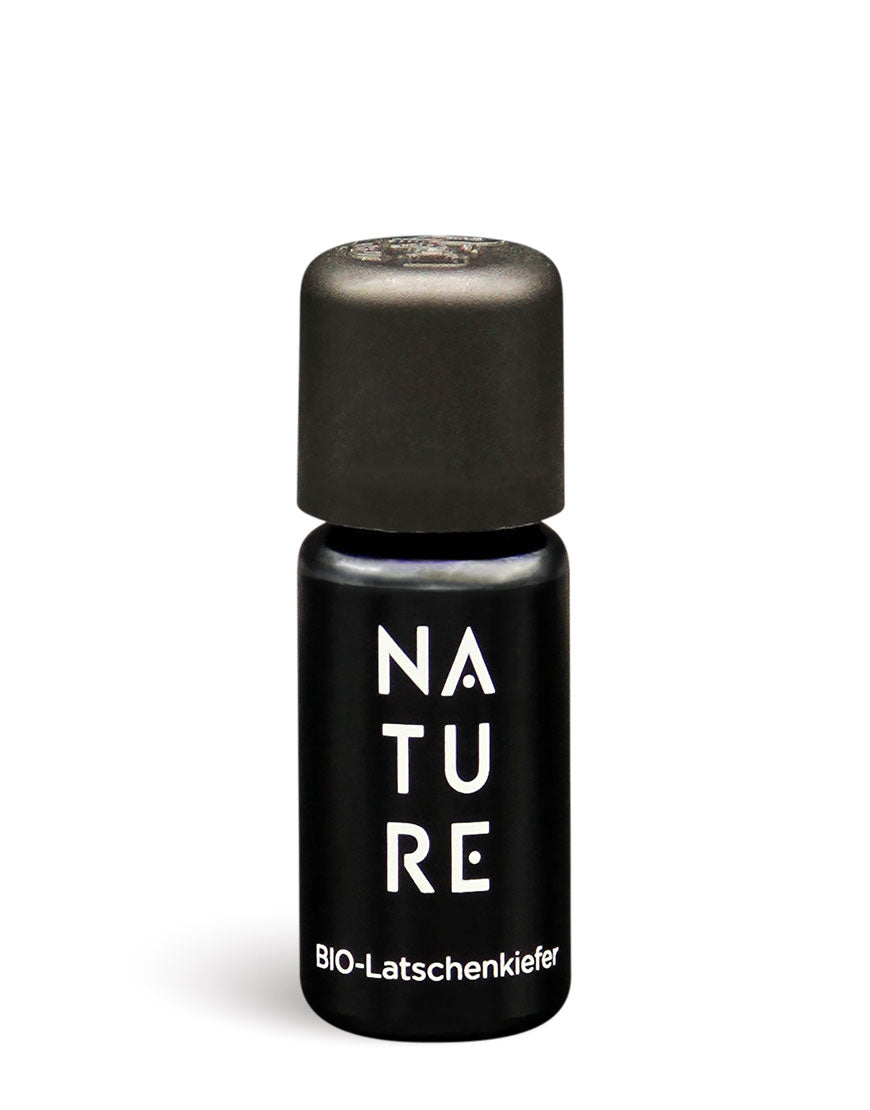 Kleine schwarze Glasflasche mit schwarzem Schraubverschluss, beschriftet mit NATURE und BIO-Latschenkiefer, enthält Latschenkiefer-Öl für wohltuende Aromatherapie, Bio und vegan.