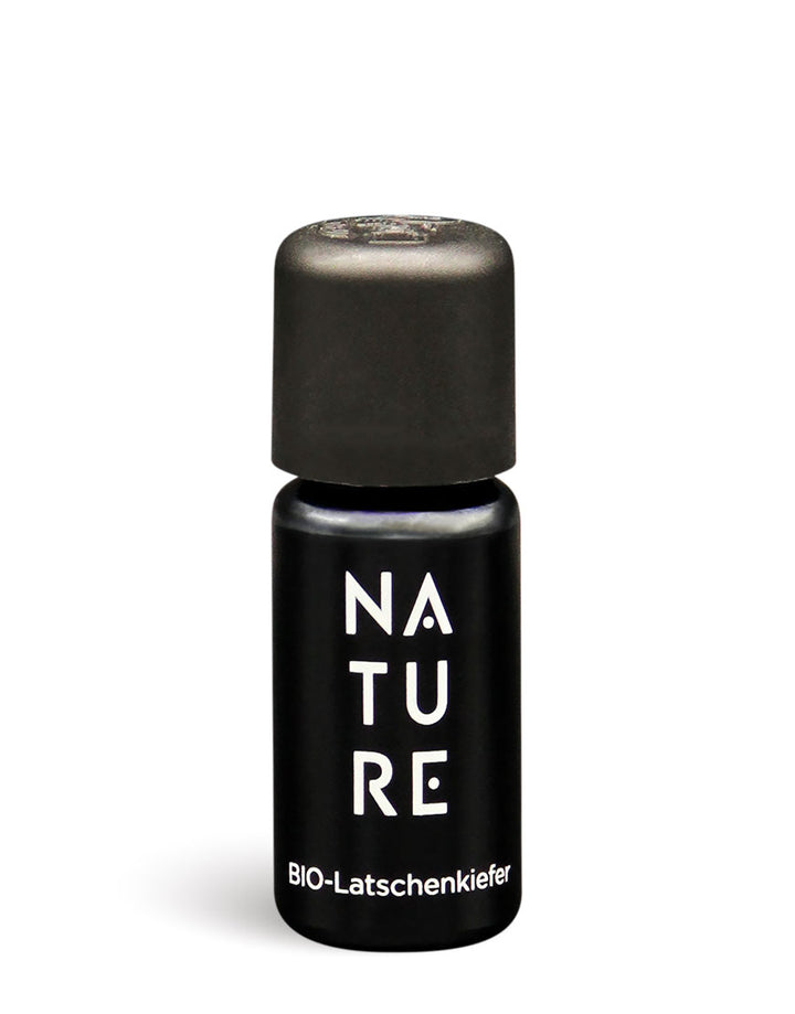 Kleine schwarze Glasflasche mit schwarzem Schraubverschluss, beschriftet mit NATURE und BIO-Latschenkiefer, enthält Latschenkiefer-Öl für wohltuende Aromatherapie, Bio und vegan.