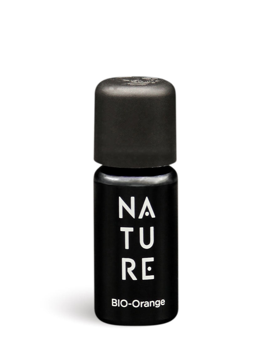 Schwarze Flasche mit schwarzem Deckel, Etikett NATURE und BIO-Orange, enthält Orangen-Öl für ausgleichende, entspannende Aromatherapie; bio, vegan, aus Österreich.