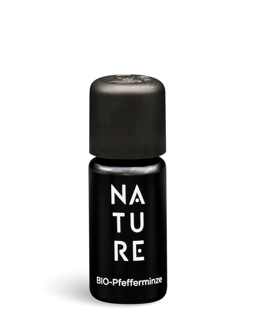 Mattschwarze Glasflasche mit der Aufschrift NATURE und BIO-Pfefferminze. Enthält reines Pfefferminzöl für erfrischende, konzentrationsfördernde Aromatherapie. Bio und vegan.