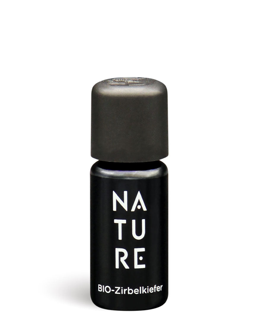 Matte-schwarze Glasflasche mit schwarzem Deckel, beschriftet mit „NATURE“ und „BIO-Zirbelkiefer“, enthält Bio Zirbelkiefer-Öl für beruhigende Aromatherapie.