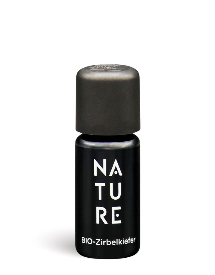 Matte-schwarze Glasflasche mit schwarzem Deckel, beschriftet mit „NATURE“ und „BIO-Zirbelkiefer“, enthält Bio Zirbelkiefer-Öl für beruhigende Aromatherapie.