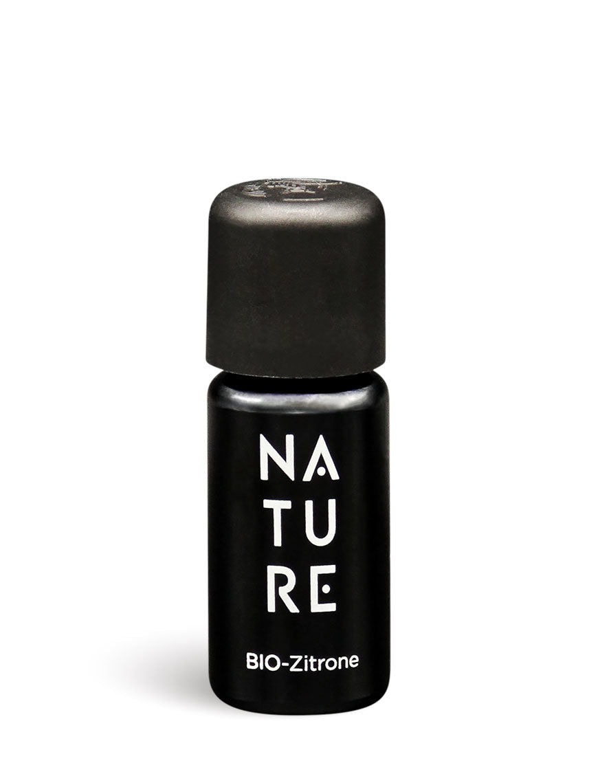 Kleine schwarze Flasche mit Schraubverschluss, beschriftet mit „NATURE“ und „BIO-Zitrone“, enthält Zitronen-Öl für erfrischende, stimmungsaufhellende Aromatherapie; bio und vegan.