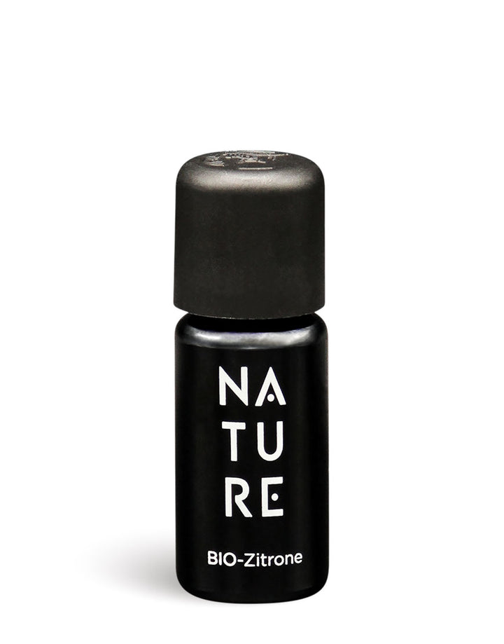 Kleine schwarze Flasche mit Schraubverschluss, beschriftet mit „NATURE“ und „BIO-Zitrone“, enthält Zitronen-Öl für erfrischende, stimmungsaufhellende Aromatherapie; bio und vegan.
