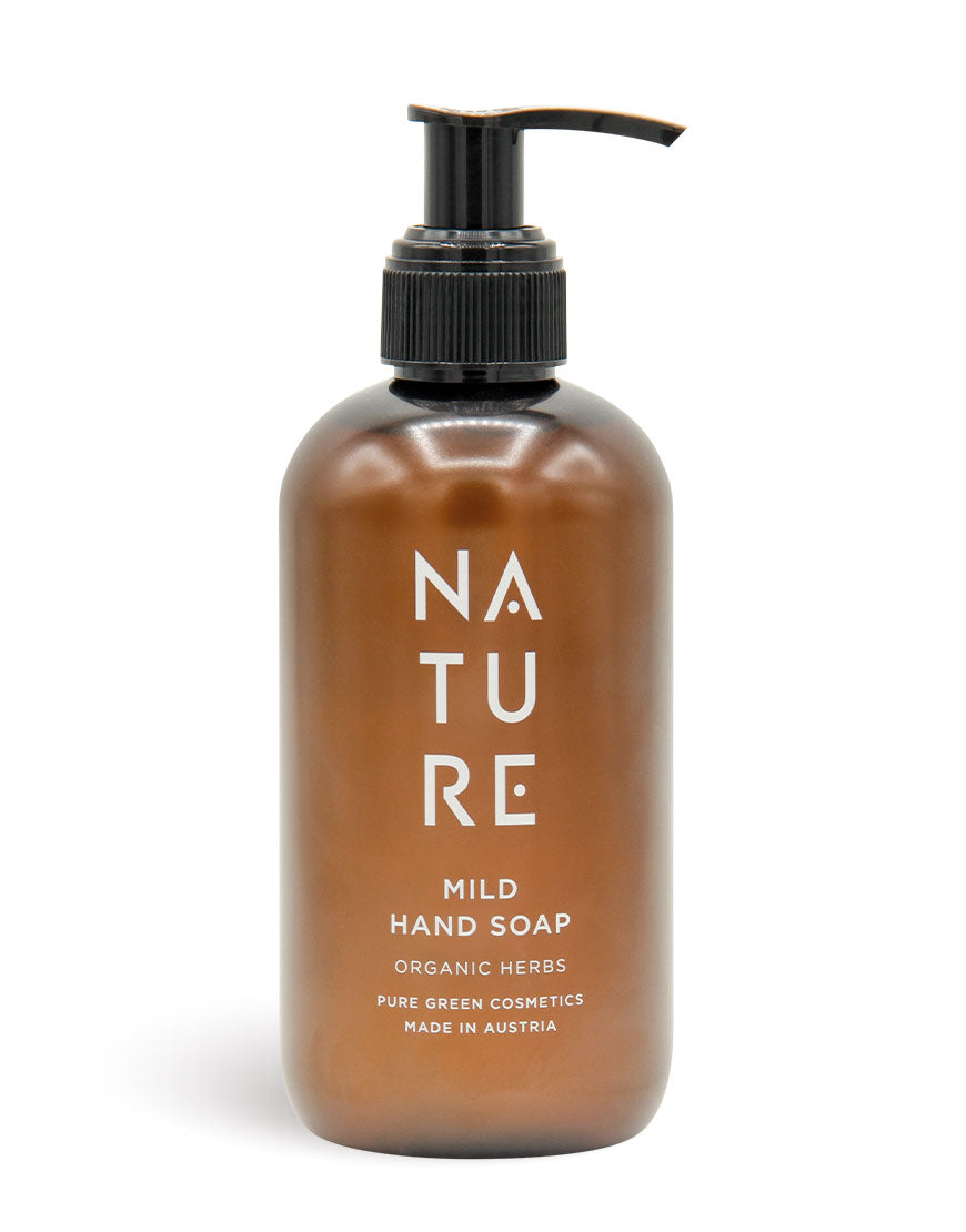 Handseife mit Kräuterextrakt & Apfelsaft in brauner Pumpflasche, beschriftet mit „NATURE“, bietet sanfte Reinigung und Feuchtigkeit, Bio & vegan, hergestellt in Österreich.