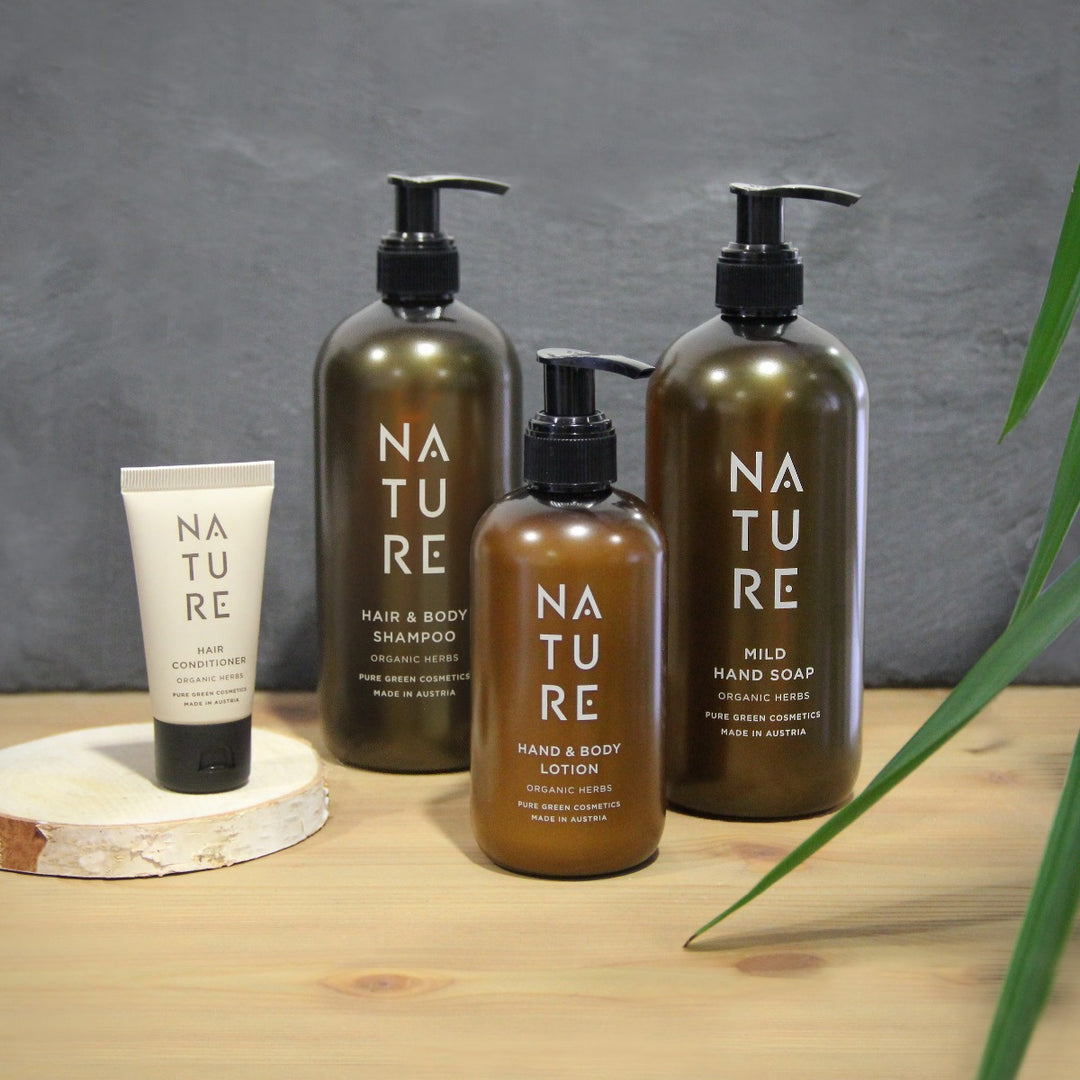 NATURE 2-in-1 Shampoo & Duschgel mit Kräuterextrakt, in einer hohen Pumpflasche. Vegan mit BIO-Kräutern, für gesundes, gepflegtes Haar und intensive Hautpflege.