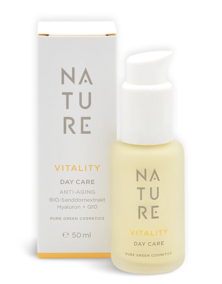 50 ml Spenderflasche und Karton der Vitality Tagescreme mit Q10 & Sanddornextrakt für strahlende Haut. Bio, vegan, aus Österreich. Dermatologisch getestet.
