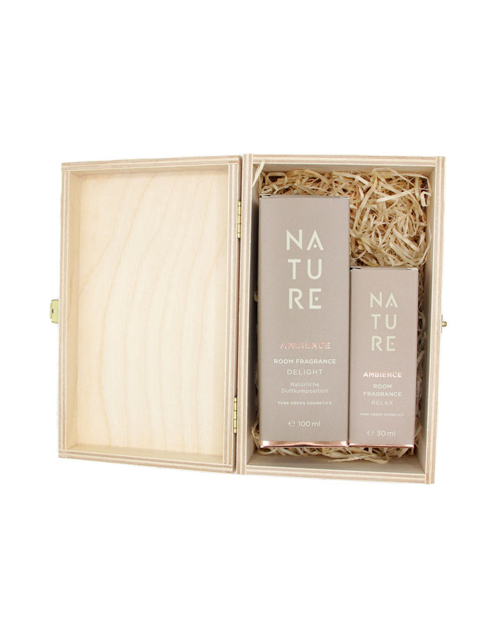 Geschenkset für Wohlfühlmomente mit exklusiven NATURE Raumdüften | Nachhaltig: Eine Holzbox enthält 100 ml Delight und 30 ml Relax Raumdüfte.