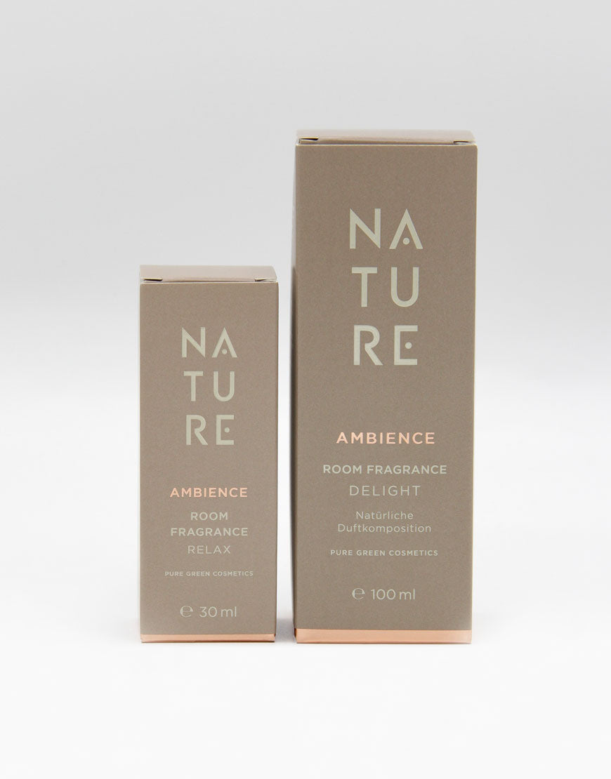 Geschenkset für Wohlfühlmomente mit exklusiven NATURE Raumdüften: Zwei Kartons, Relax 30 ml und Delight 100 ml, aus reiner Naturkosmetiklinie.