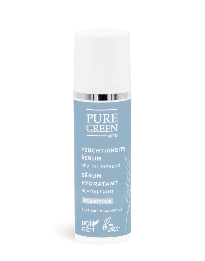 Feuchtigkeitsserum mit hochkonzentrierter Hyaluronsäure, vegan, zertifiziert; in einer kleinen, zylindrischen Pumpeflasche mit blauer, deutsch-französischer Beschriftung und Nat Cert- sowie Cruelty-Free-Logos.