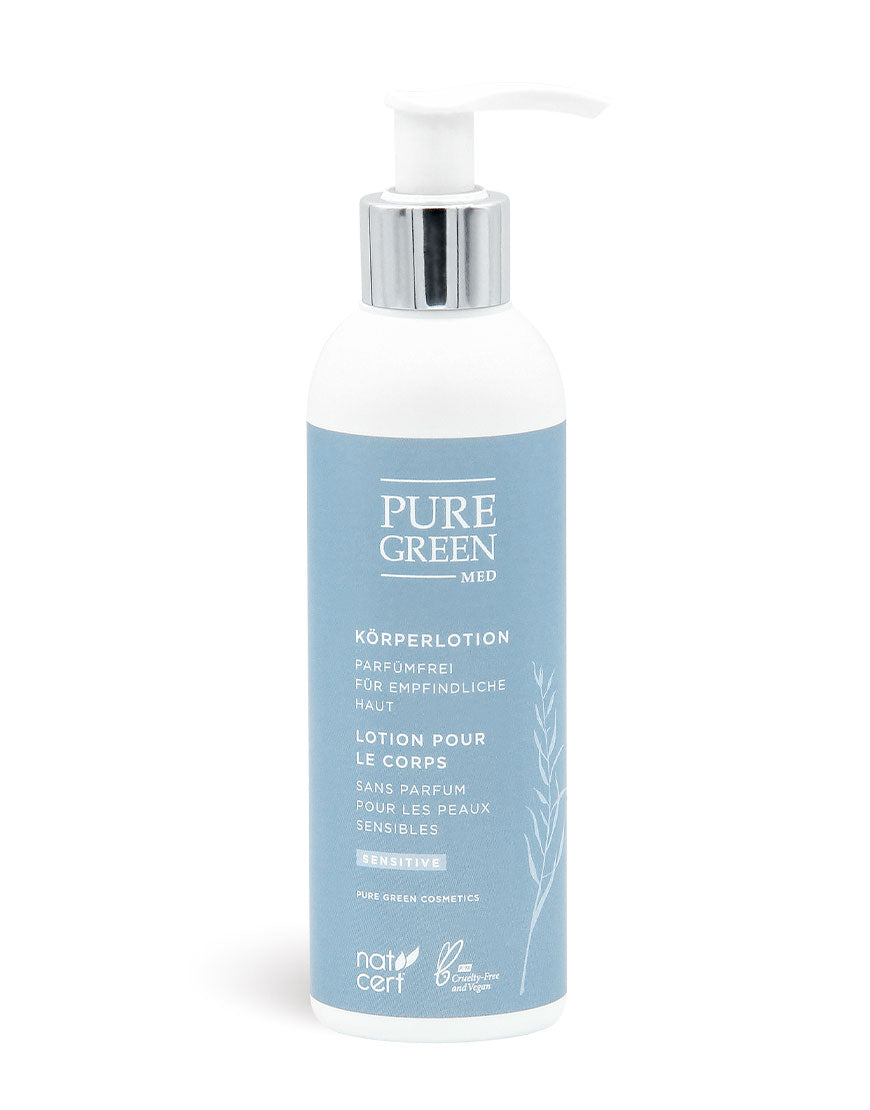 Weiße Pumpflasche der PURE GREEN MED Bodylotion Sensitive mit Calendulaextrakt & Sheabutter, vegan, parfümfrei, für empfindliche Haut, zertifiziert in Österreich.