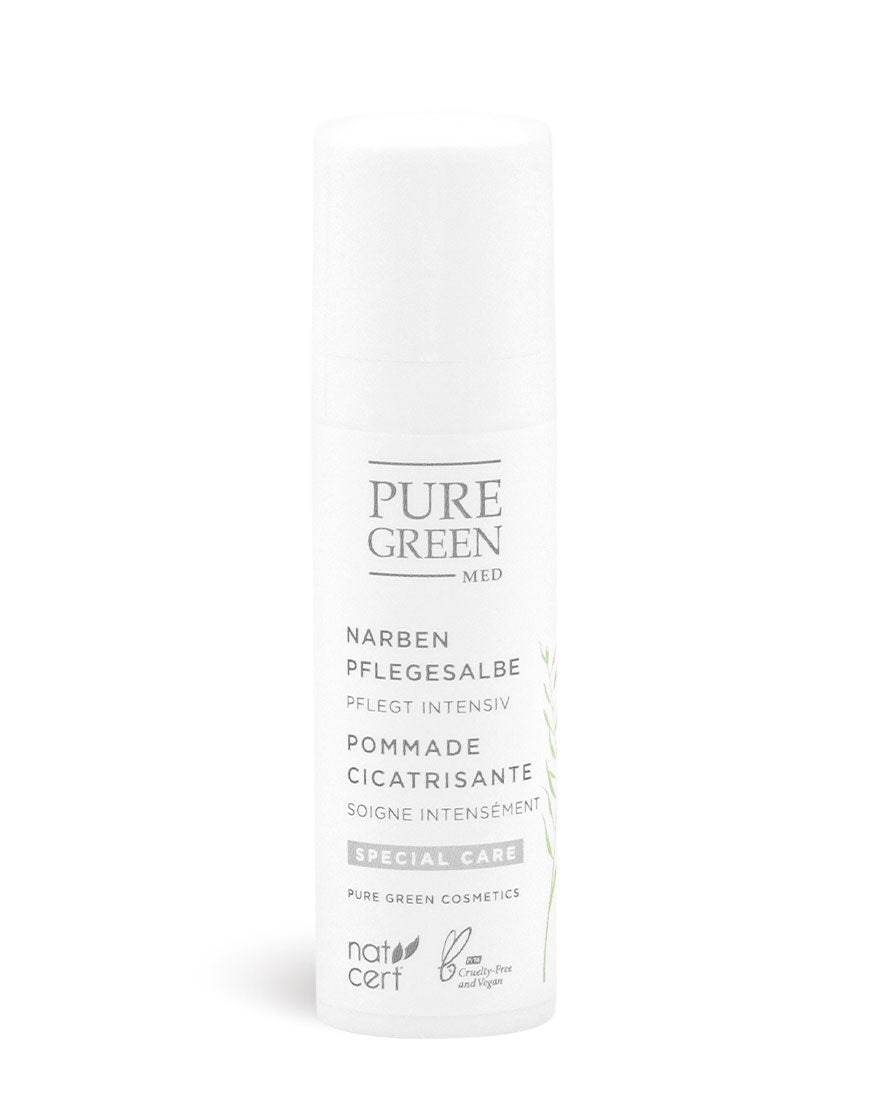 Weiße Pumpflasche der „PURE GREEN med“ Narbensalbe mit Hagebuttenextrakt & Johanniskrautöl für intensive Pflege, zertifiziert vegan und nat-cert, von Pure Green Cosmetics.