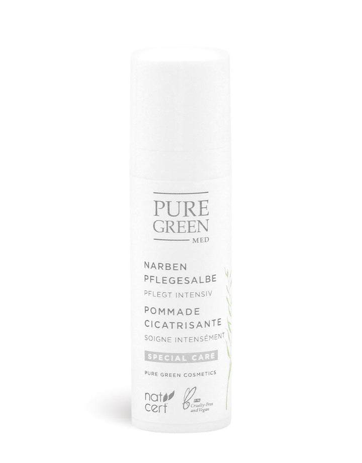 Weiße Pumpflasche der „PURE GREEN med“ Narbensalbe mit Hagebuttenextrakt & Johanniskrautöl für intensive Pflege, zertifiziert vegan und nat-cert, von Pure Green Cosmetics.