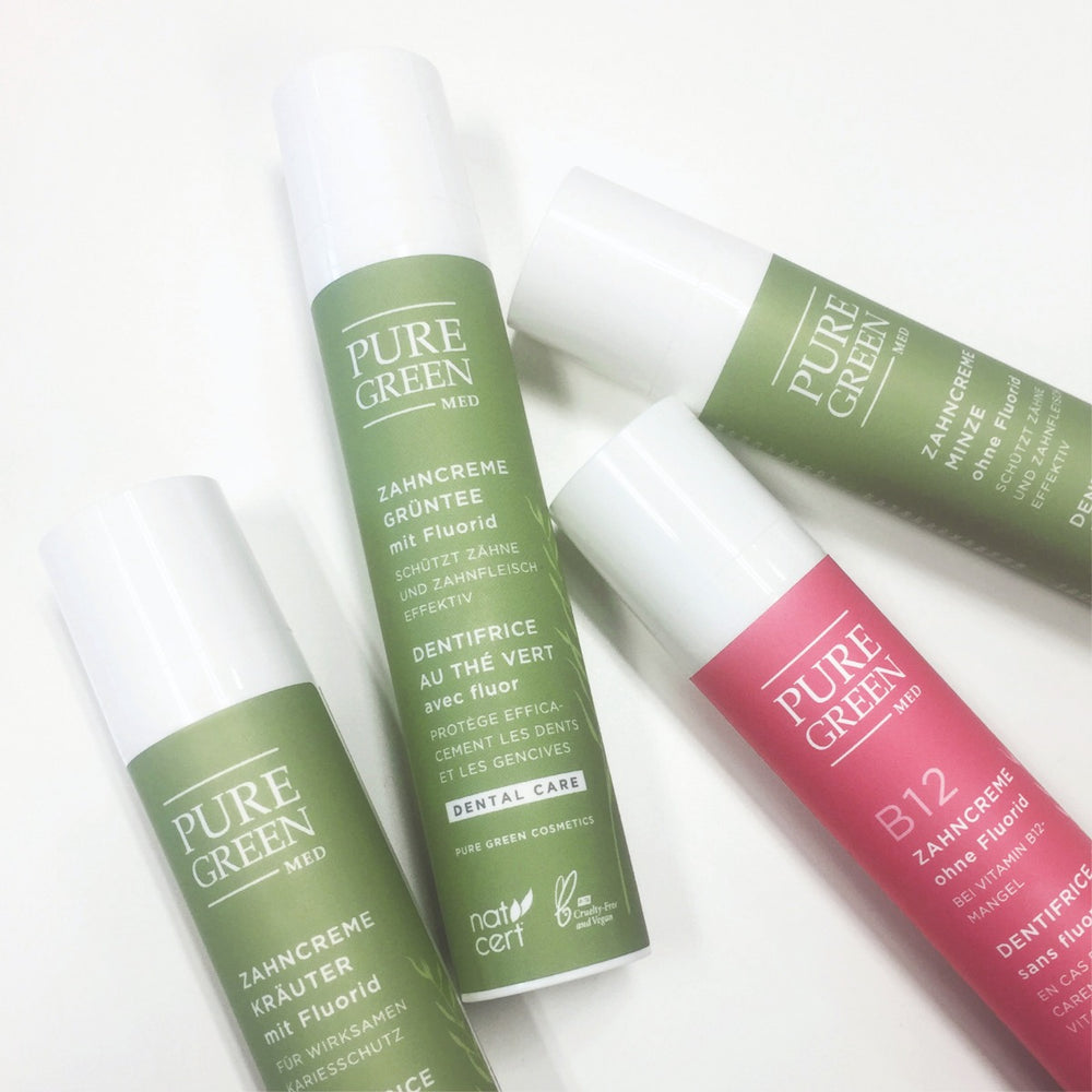 Vier schlanke Tuben Zahncreme Minze mit Minzöl & natürlichen Putzkörpern für saubere Zähne & einen frischen Atem | Bio & Vegan, drei grün (mit Fluorid), eine pink (ohne Fluorid).
