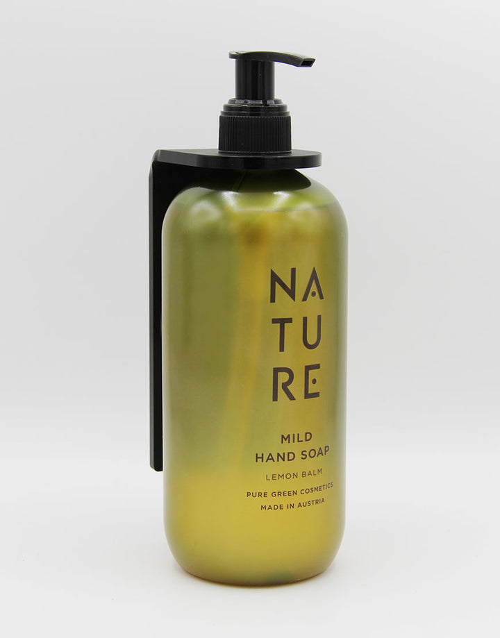 Wandhalterung Acrylglas schwarz matt für Pumpflaschen, passend für bis zu 500 ml. Enthält doppelseitiges Klebeband und Bohrlöcher, ideal für die “NATURE” Handseife.