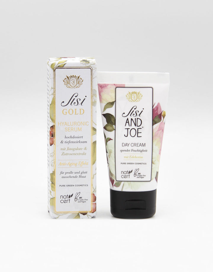Beauty-Geschenkbox mit Hyaluronserum und Tagescreme: Links Sisi GOLD Hyaluronic Serum, rechts Sisi & Joe Day Cream, beide mit floralem Design auf weißem Hintergrund.