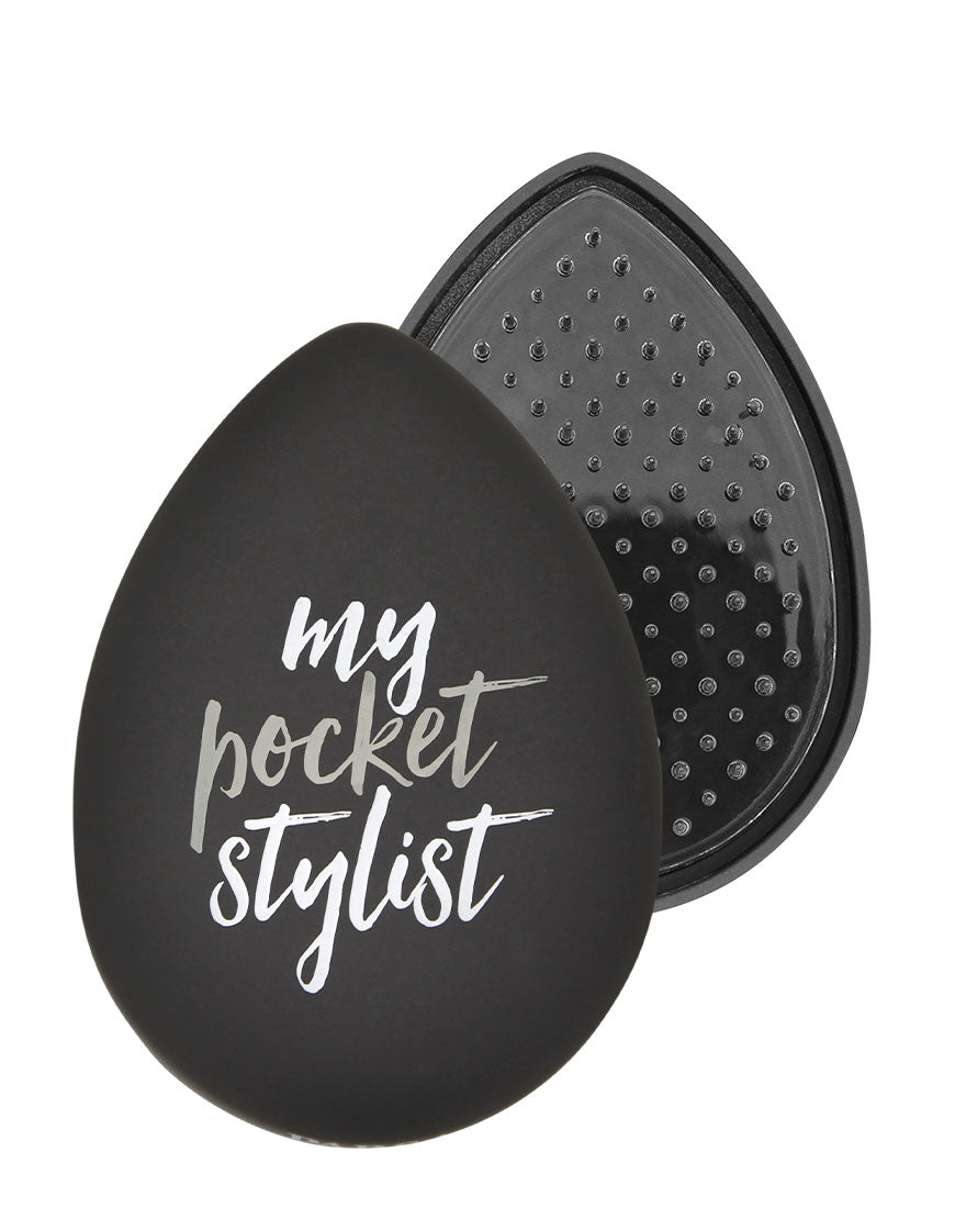 Reise-Haarbürste mit flexiblen Kunststoffstiften und integriertem Spiegel, ideal zum sanften Entwirren und praktischen Styling unterwegs. Schutzhülle mit Aufschrift my pocket stylist.