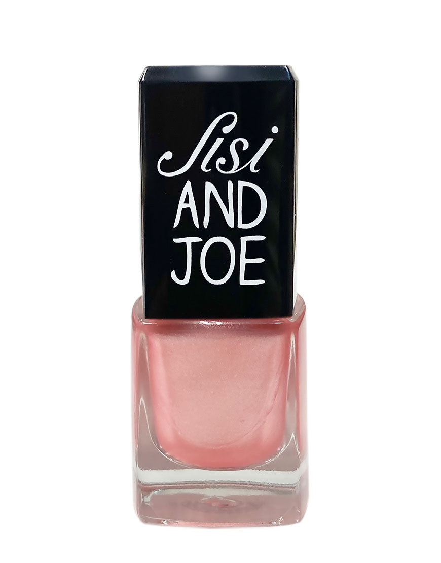 Kleines Glasfläschchen mit schwarzem Deckel, beschriftet „Sisi AND JOE“. 15-free Nagellack mit wasserbasierter Formel, natürlichen Farbpigmenten; bio und vegan.