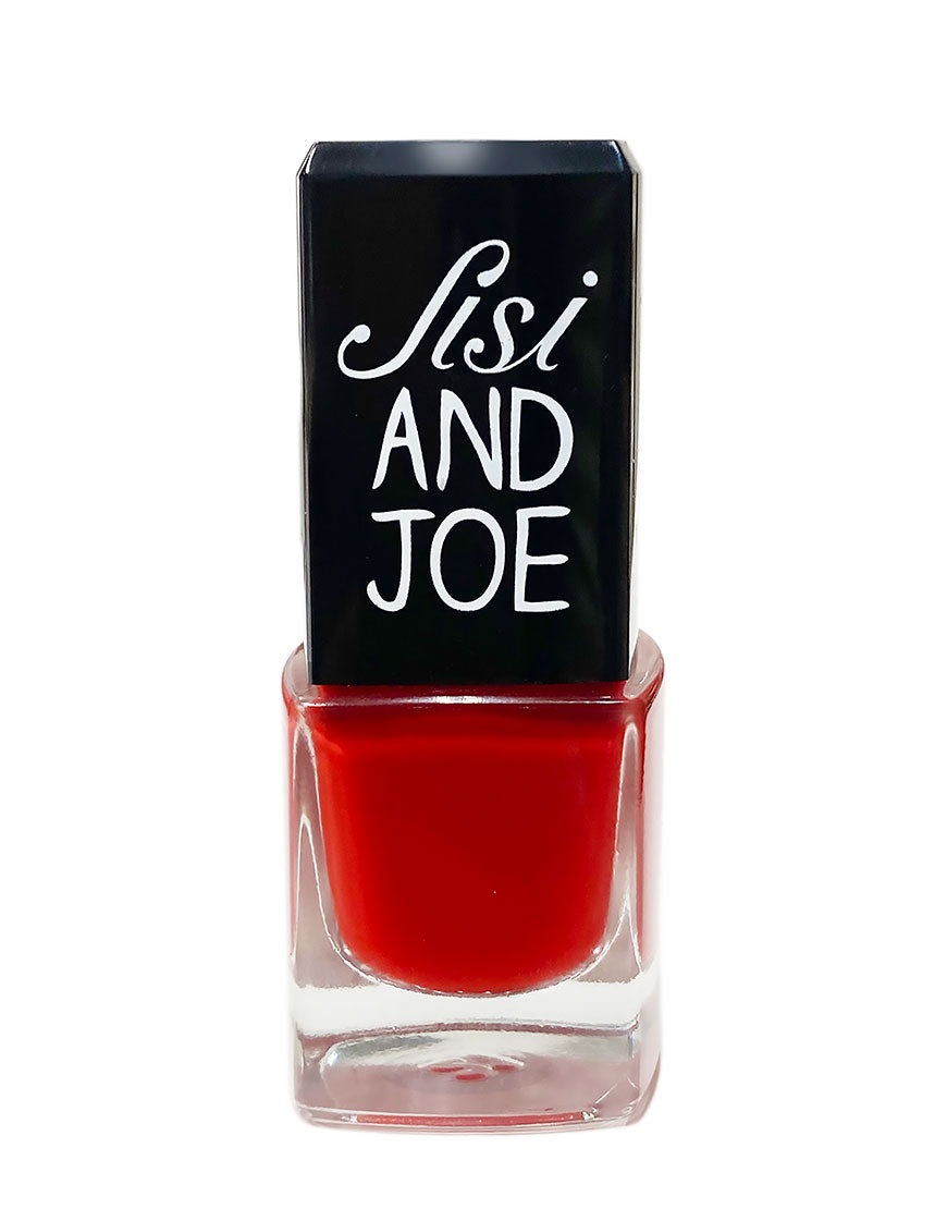 Nagellack mit wasserbasierter Formel in einem quadratischen Glasfläschchen von Sisi AND JOE, vegan und 15-free für eine umweltbewusste Maniküre.