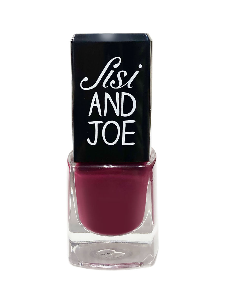 Nagellack mit wasserbasierter Formel, natürlichen Farbpigmenten, 15-free, vegan in tiefem Beerenrot. Rechteckige Flasche, schwarzer Verschluss mit Sisi and Joe-Logo.