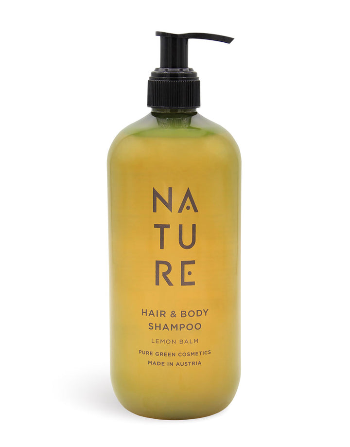 Transluzente grün-bernsteinfarbene Pumpflasche NATURE mit Hair-&-Body-Shampoo. Enthält Zitronenmelissen- und Lindenblütenextrakt. Bio und vegan, für sanfte Reinigung und belebenden Duft.