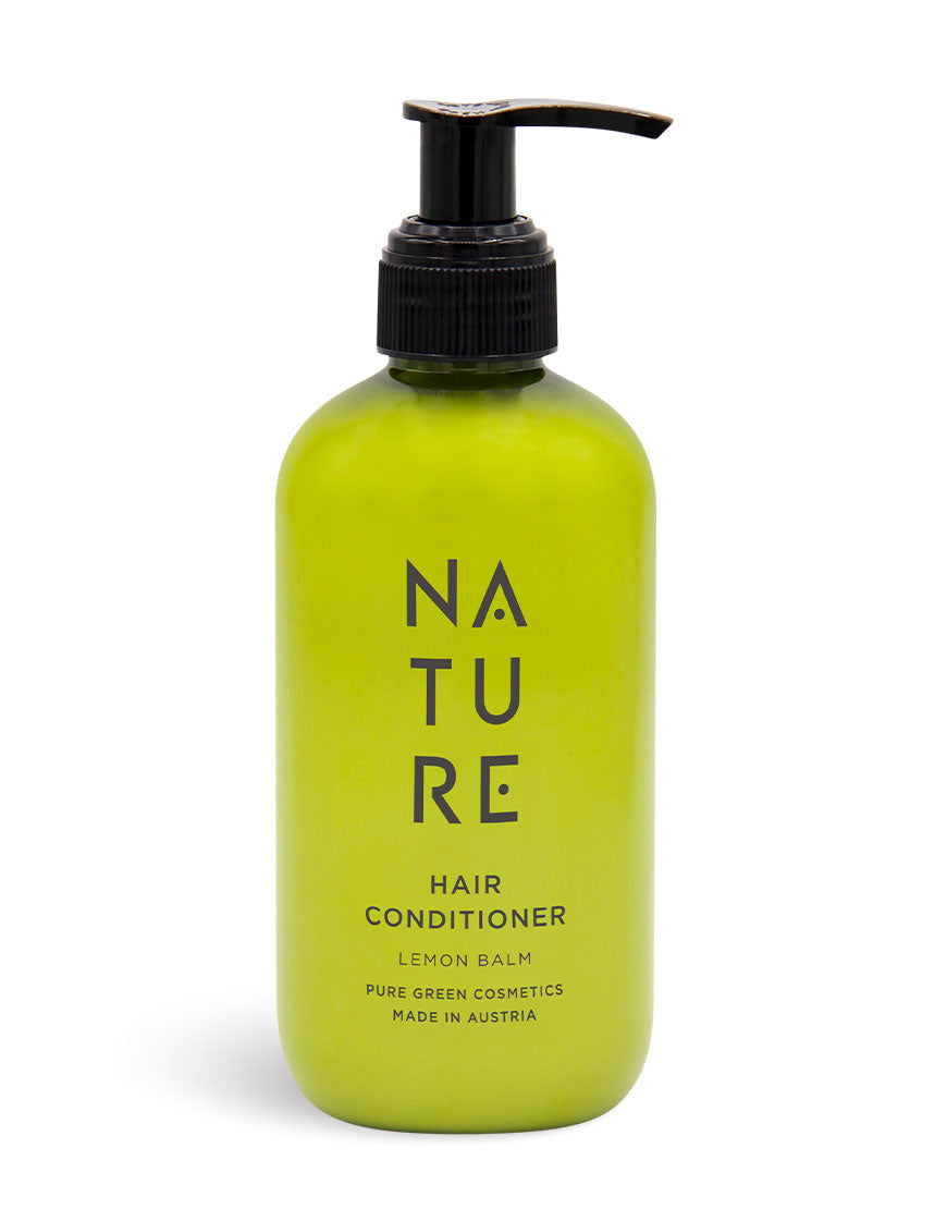Haarspülung mit Zitronenmelissenextrakt & Wildrosenextrakt für leichte Kämmbarkeit & glänzendes Haar, Bio & Vegan, in einer grünen Flasche mit schwarzem Pump-Spender.