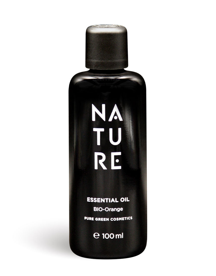 Mattschwarze 100 ml Flasche „Nature“ Orangen-Öl mit reinem Orangenöl & warmen Zitrusnoten. Ideal für ausgleichende, entspannende Aromatherapie. Bio & vegan.