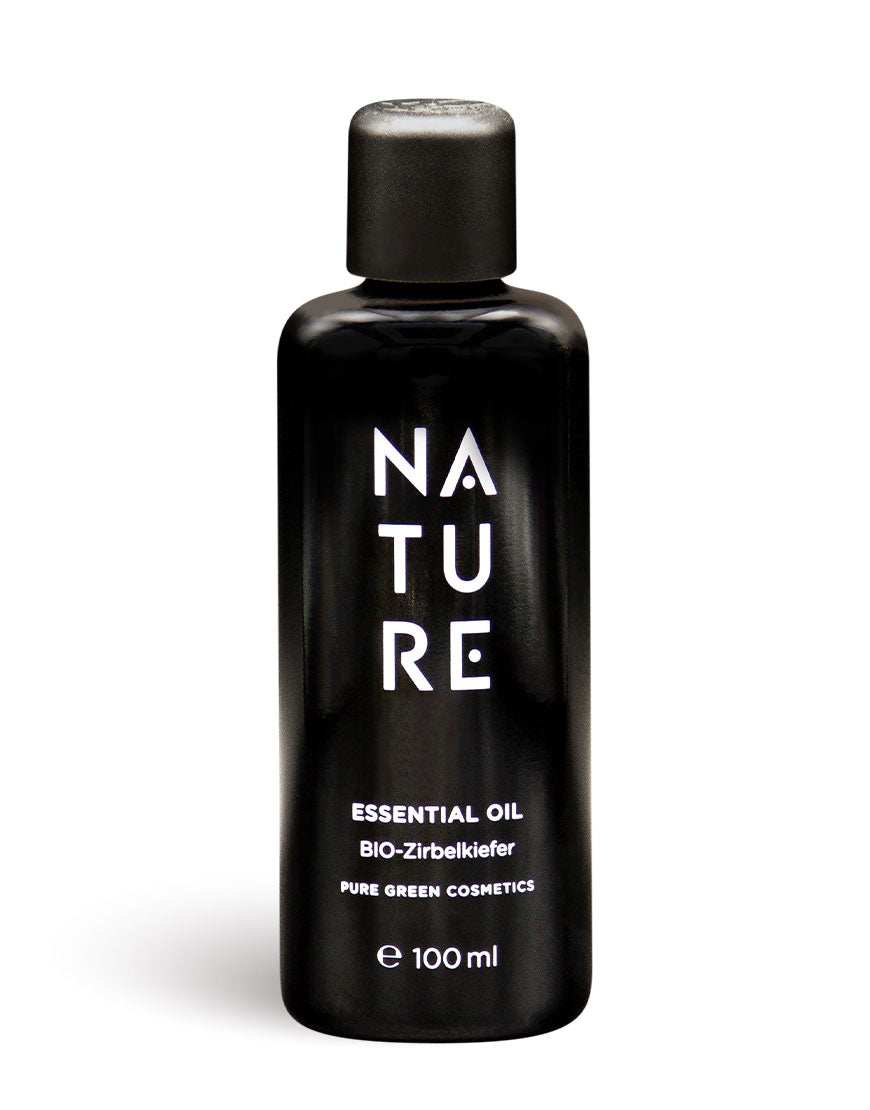 100 ml Flasche “NATURE” Essential Oil Bio-Zirbelkiefer von Pure Green Cosmetics, bekannt für harmonisierende, stresslösende Aromatherapie mit warmen Holznoten. Bio & vegan.