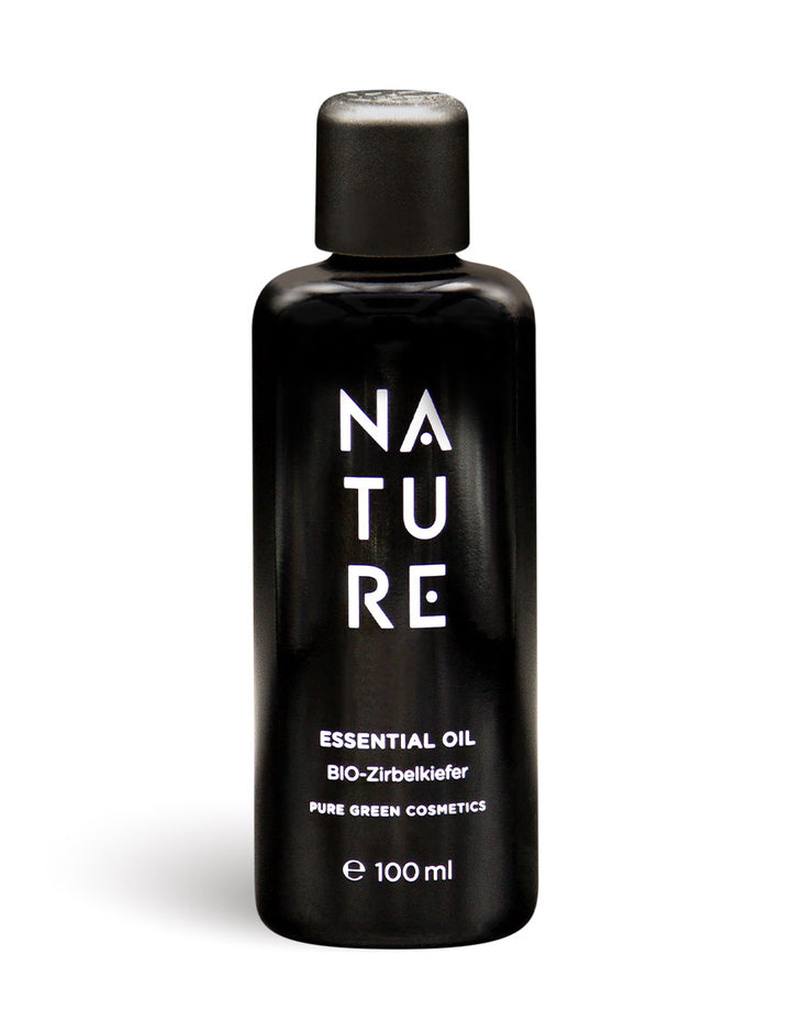 100 ml Flasche “NATURE” Essential Oil Bio-Zirbelkiefer von Pure Green Cosmetics, bekannt für harmonisierende, stresslösende Aromatherapie mit warmen Holznoten. Bio & vegan.