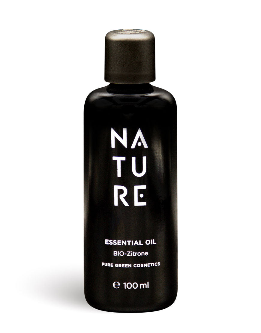 Mattschwarze Flasche mit 100 ml Zitronen-Öl, reinem Zitronenöl und spritzigen Zitrusnoten für erfrischende, stimmungsaufhellende Aromatherapie aus der Pure Green Cosmetics Serie.