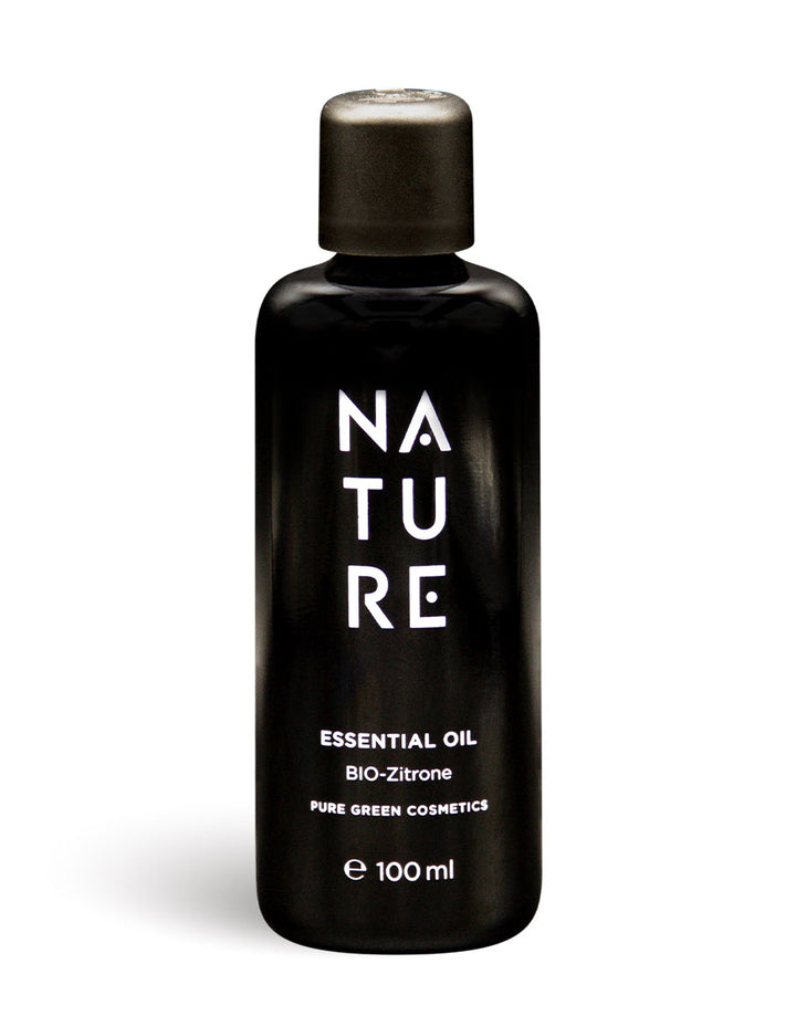 Mattschwarze Flasche mit 100 ml Zitronen-Öl, reinem Zitronenöl und spritzigen Zitrusnoten für erfrischende, stimmungsaufhellende Aromatherapie aus der Pure Green Cosmetics Serie.
