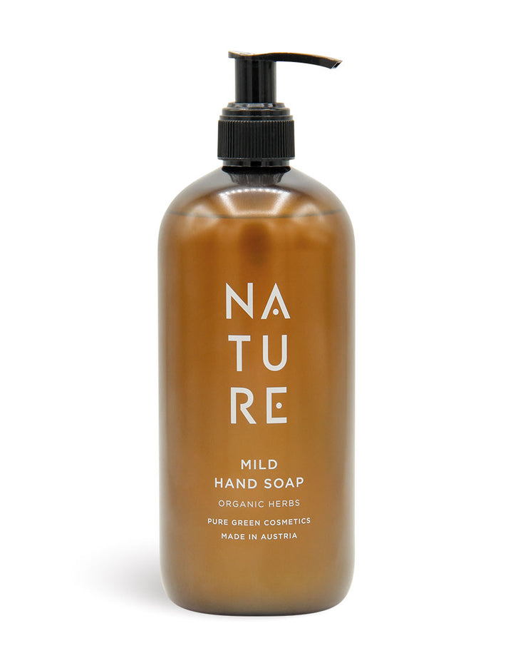 Tall, amberfarbene Pumpflasche mit NATURE Etikett, enthält Handseife mit Kräuterextrakt und Apfelsaft für sanfte Reinigung und frisches Hautgefühl, Bio und Vegan.